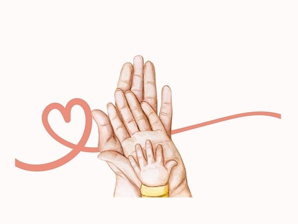 Kinderhand in Hände der Eltern